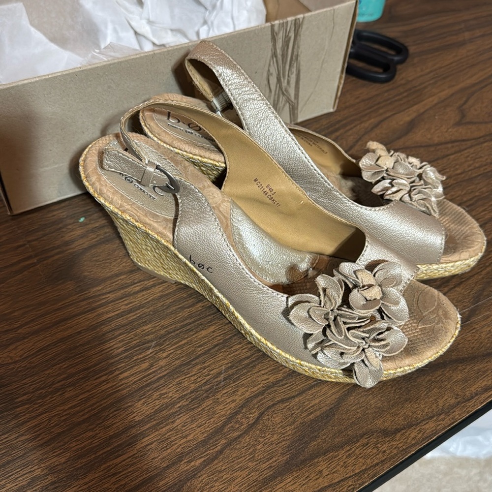 Born BOC champagne sandals size 9 Hotsky